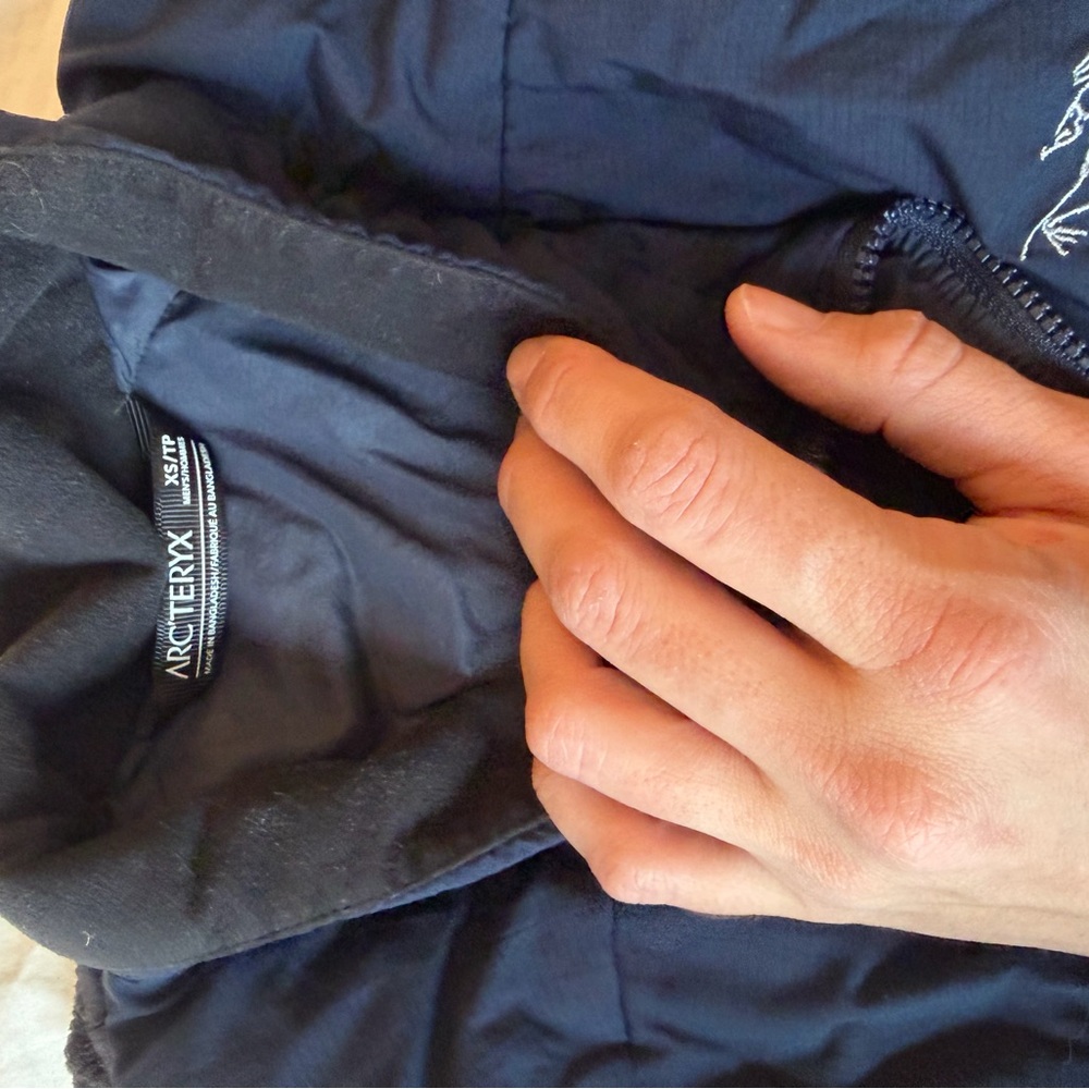Arc'teryx Men's Dark Blue Lightweight Softshell Jacket - Picture 2 of 4